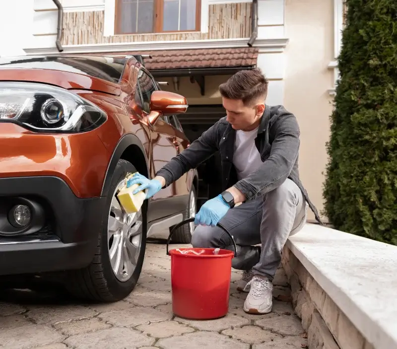 Lavage auto à domicile Auriac-Lagast : professionnel intervenant sur un véhicule